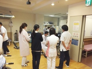 リハビリテーション室での回診